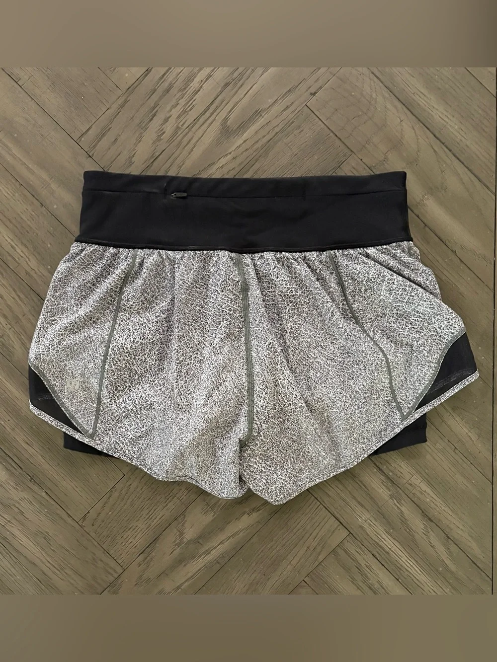 Lululemon Hotty Hot Size 6 Shorts 2.5